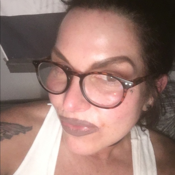 Meet your Posher, Cynthia - Picture 1 of 1